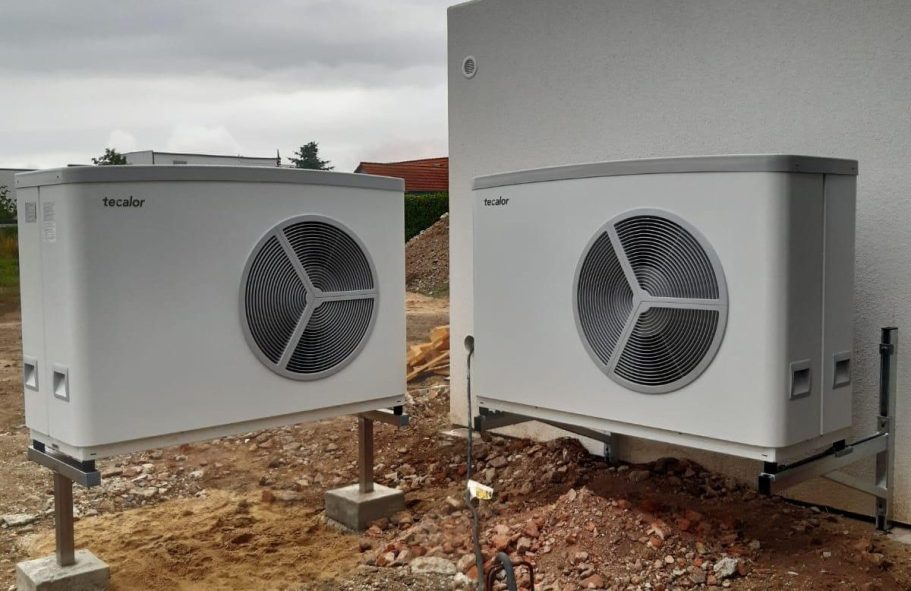 Zwei Wärmepumpen für größeres Heizprojekt Zwei außen aufgestellte Luft-Wasser-Wärmepumpen als Referenz für die Wärmeversorgung eines größeren Gebäudes.
