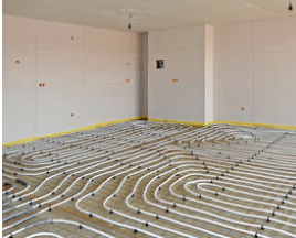 Verlegte Heizrohre einer Fußbodenheizung vor dem Estricheinbau als Referenz für moderne Flächenheizung im Neubau.