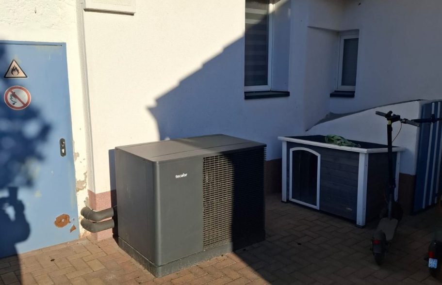 Kompakte Wärmepumpe am Wohnhaus Kompakte Luft-Wasser-Wärmepumpe direkt am Wohnhaus als Referenz für eine platzsparende moderne Heizlösung.