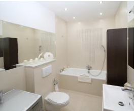 Helles Badezimmer mit Badewanne, WC und moderner Sanitärausstattung als Referenz für Badplanung und Installation.