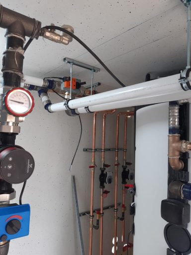 Rohrleitungen, Manometer und Heizkreisverteilung einer bestehenden Heizungsanlage.