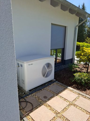 Installierte Luft-Wasser-Wärmepumpe direkt am Wohnhaus als Beispiel für eine kompakte und moderne Heizlösung.