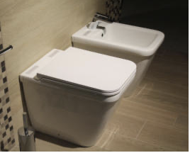 Modernes WC mit passendem Bidet und hochwertiger Sanitärausstattung in einem zeitgemäß gestalteten Badezimmer.