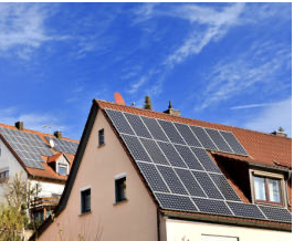 Photovoltaikanlage auf dem Dach eines Wohnhauses zur nachhaltigen Erzeugung von eigenem Solarstrom.