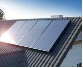 Solarthermie-Kollektoren auf einem Hausdach zur Unterstützung der Warmwasser- und Wärmeversorgung.